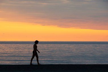 Batumi 'de Karadeniz' de parlak kırmızı gün batımı. Yüksek kalite fotoğraf