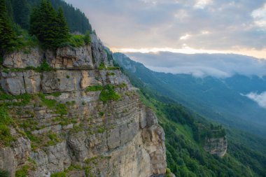 Yeşil Dağlar Mavi Gökyüzünün Ortasında Sükunet. Yüksek kalite fotoğraf