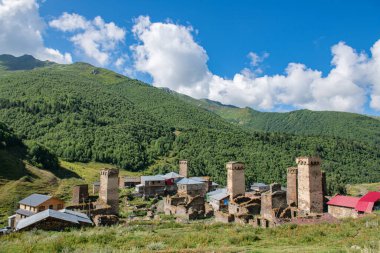 Harabe: Dağlar, Bulutlar ve Tarihi Kalıntılar. Yüksek kalite fotoğraf