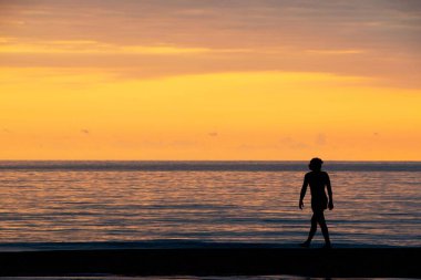 Parlak günbatımı sarı bir adamın arka planına karşı. Yüksek kalite fotoğraf