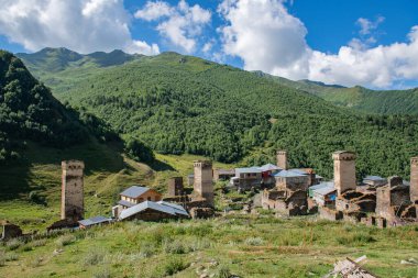 Esrarengiz Kalıntılar: Dağlar, Bulutlar ve Zamansızlık. Yüksek kalite fotoğraf
