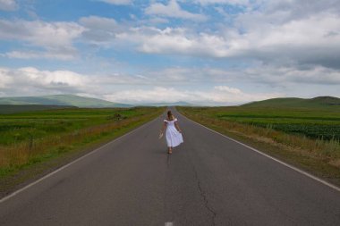 Yolun ortasında duran beyaz elbiseli bir kız. Yüksek kalite fotoğraf
