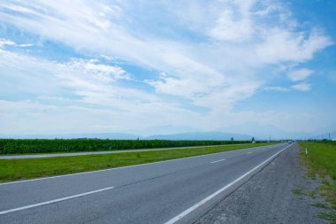 Yol boştur ve uzaklığa ve mavi gökyüzüne gider. Yüksek kalite fotoğraf