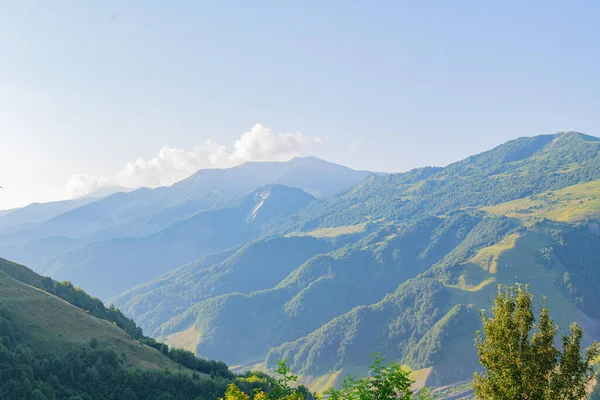 Resimli Tepeler: Yeşil Dağlar ve Cennet Mavisi. Yüksek kalite fotoğraf