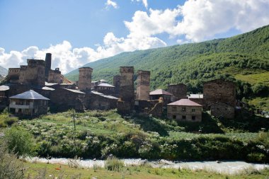 Harabelerdeki Huzur Dağlar, Bulutlar ve Eski Şehirler. Yüksek kalite fotoğraf