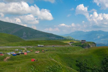 Ethereal Vistas: Yeşil Dağ Tepeleri Maviyle Banyo Yapıyor. Yüksek kalite fotoğraf