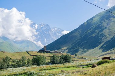 Olağanüstü Harabeler: Dağlar, Bulutlar ve Terk Edilmiş Şehirler. Yüksek kalite fotoğraf