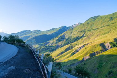 Yeşil Dağlar, Mavi Tuval 'e karşı. Yüksek kalite fotoğraf