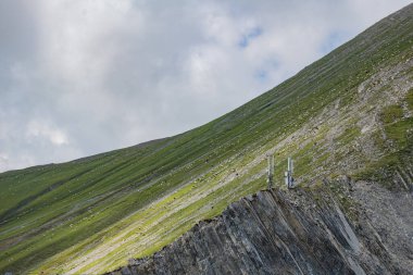 Gök mavisi duvar halısı: Serene Green Dağları Mavi ile süslenmiş. Yüksek kalite fotoğraf
