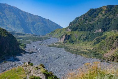 Göksel Tepeler: Gökyüzünün altındaki Yeşil Dağlar. Yüksek kalite fotoğraf