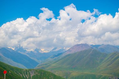 Dağlık Saadet: Yeşil Majesteleri Azure Harmony ile Tanışıyor. Yüksek kalite fotoğraf