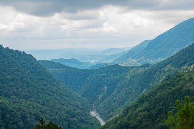 Dağlık Yalnızlık: Yeşil Tepeler Mavinin Tonu 'nda Kayboldu. Yüksek kalite fotoğraf