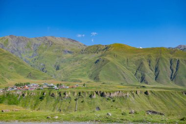 Yeşil Dağlar ve Mavi Serap Majesteleri. Yüksek kalite fotoğraf