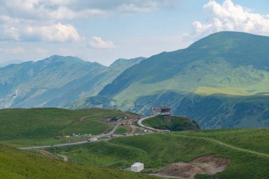 Cennetteki Abode: Mavi Gökler ve Yeşil Tepeler Birleşti. Yüksek kalite fotoğraf