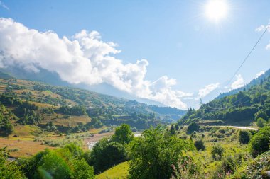 Gök Oasis: Serene Green Dağlarını aydınlatan Mavi Gökyüzü. Yüksek kalite fotoğraf