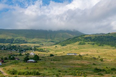 Yeşil Dağ Dağları 'nın üzerine Mavi Gökyüzü örtüldü. Yüksek kalite fotoğraf
