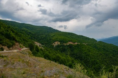 Yükseltilmiş Yeşilliklerin Çekimi: Mavi Gökler Dağ yamaçlarını süslüyor. Yüksek kalite fotoğraf
