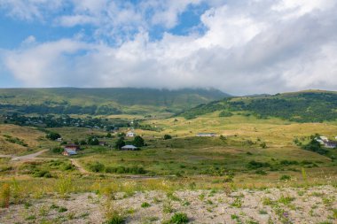Doğal Elysium: Gökyüzü ile çevrili Yeşil Dağlar. Yüksek kalite fotoğraf