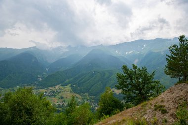 Doğa 'nın bir duvar halısı: Mavi Gök tuvaline boyanmış yeşil dağlar. Yüksek kalite fotoğraf