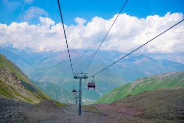 Cennetin Kenarları: Mavi Gökler Yeşil Dağları Kucaklar. Yüksek kalite fotoğraf