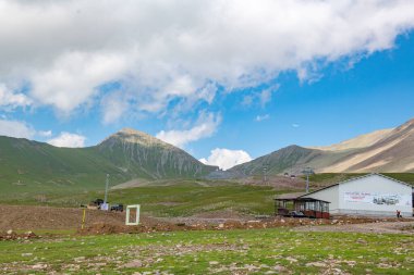 Ütopya Renkleri: Gökyüzü Arkaplanı Serene Green Dağları. Yüksek kalite fotoğraf