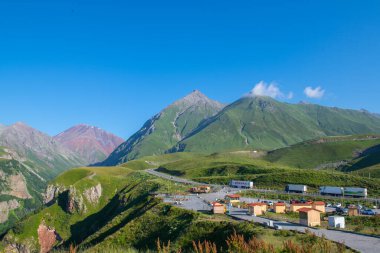 Doğa Mucizeleri: Mavi Gökler tarafından kucaklanan Yeşil Dağlar. Yüksek kalite fotoğraf