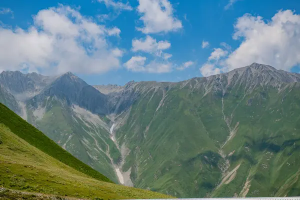 Doğa Yükselişi: Yeşil Dağlar Gökyüzüne Dokunuyor. Yüksek kalite fotoğraf