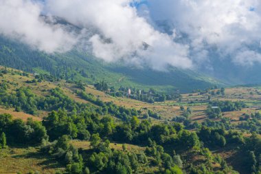 Huzurlu Solace: Sonsuz Mavi Denizi 'nde yıkanan Yeşil Dağlar. Yüksek kalite fotoğraf