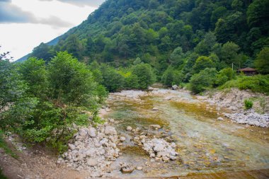 Göksel Sığınak: Mavi Gökler Serene Green Dağlarını Koruyor. Yüksek kalite fotoğraf