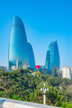 Alev yaprakları şeklinde gökdelenler. Yüksek kalite fotoğraf