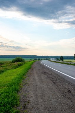 Otoyol sabahın erken saatlerinde ve tarlalar yeşil. Yüksek kalite fotoğraf
