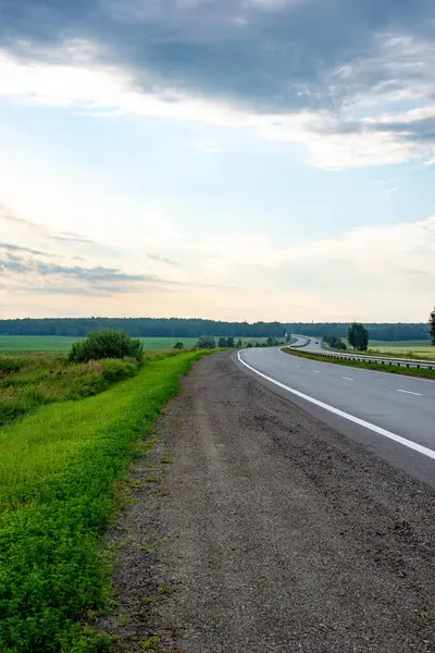 Otoyol sabahın erken saatlerinde ve tarlalar yeşil. Yüksek kalite fotoğraf