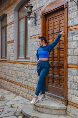 Lahij 'deki eski güzel kapıların oradaki mavili kız. Yüksek kalite fotoğraf