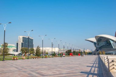 Deniz kenarı bulvarının setinden Bakü şehri manzarası. Yüksek kalite fotoğraf