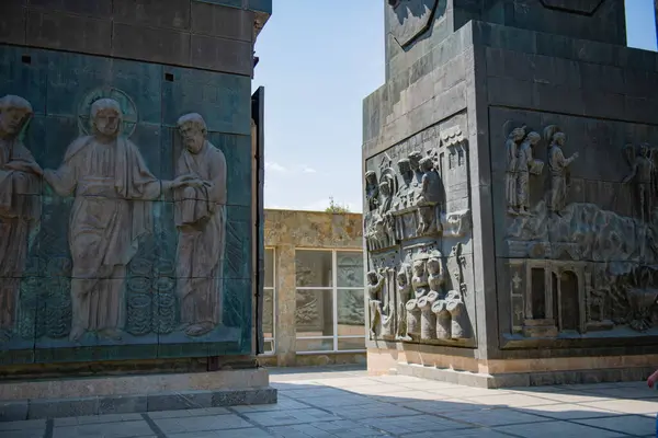 Sütunlar tarihi ve dini konuları tasvir ediyor. Yüksek kalite fotoğraf