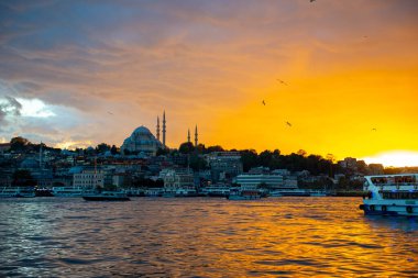 İstanbul 'daki Boğaz Körfezi' nde gün batımı. Yüksek kalite fotoğraf