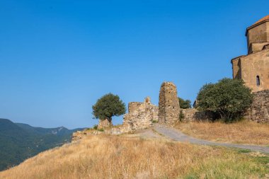Jvari Manastırı, Gürcistan 'da ve dağlarda. Yüksek kalite fotoğraf