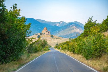 Georgia, Mtskheta 'daki Jvari Manastırı' na giden yol. Yüksek kalite fotoğraf