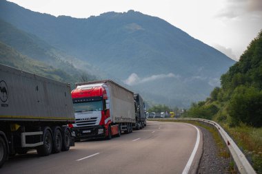 Gürcistan sınırına yakın bir yerde uzun bir kamyon kuyruğu var. Yüksek kalite fotoğraf
