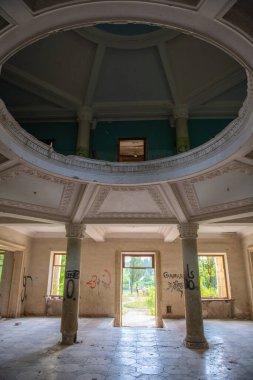 Tskaltubo 'daki Terk Edilmiş Sanatoryum' da büyük bir avlu. Yüksek kalite fotoğraf