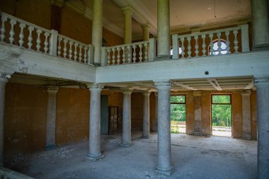 Tskaltubo 'da terk edilmiş bir sanatoryumda güzel balkonlar. Yüksek kalite fotoğraf