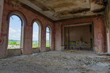 Tskaltubo 'da terk edilmiş bir sanatoryumun güzel kemerli pencereleri. Yüksek kalite fotoğraf