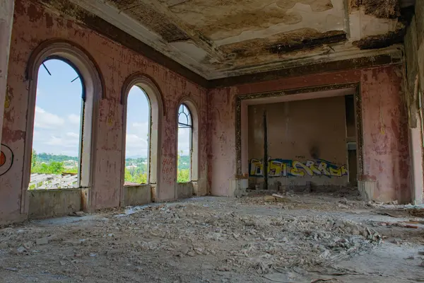 Tskaltubo 'da terk edilmiş bir sanatoryumun güzel kemerli pencereleri. Yüksek kalite fotoğraf