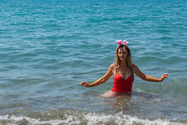 Tropik Noel Baba Yardımcısı: Kırmızı Mayolu Kız ve Santa Hat. Yüksek kalite fotoğraf