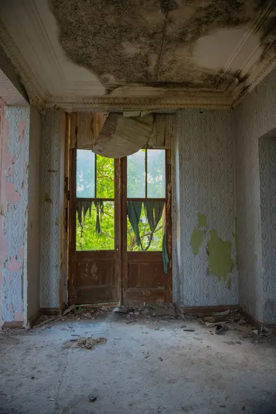 Tskaltubo 'da terk edilmiş bir sanatoryum çöktü. Yüksek kalite fotoğraf