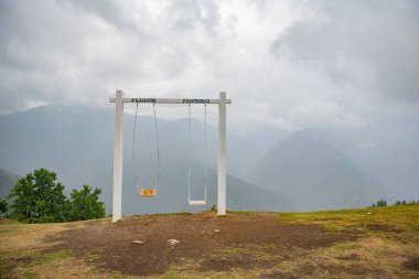 Georgia dağlarında iki salıncak duruyor. Yüksek kalite fotoğraf