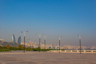 Deniz kenarı bulvarının setinden Bakü şehri manzarası. Yüksek kalite fotoğraf