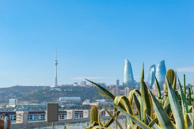 Bakü 'deki Kaktüs Parkı' ndan Alev Kuleleri 'nin manzarası. Yüksek kalite fotoğraf