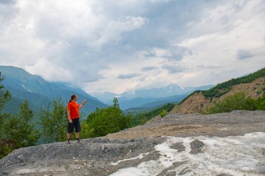 Kırmızılı bir adam Georgia dağlarında duruyor. Yüksek kalite fotoğraf