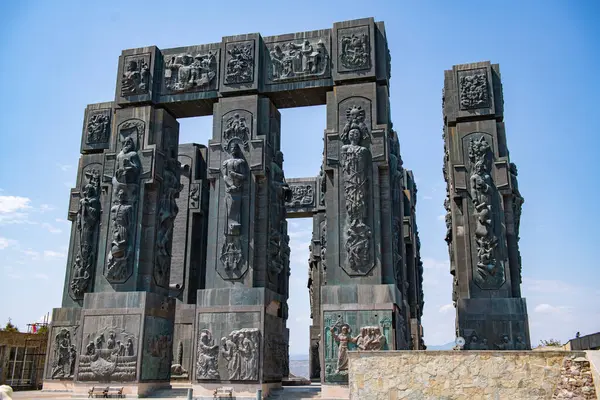 Anıtın üzerinde Georgia için önemli kahramanlar görebilirsiniz. Yüksek kalite fotoğraf